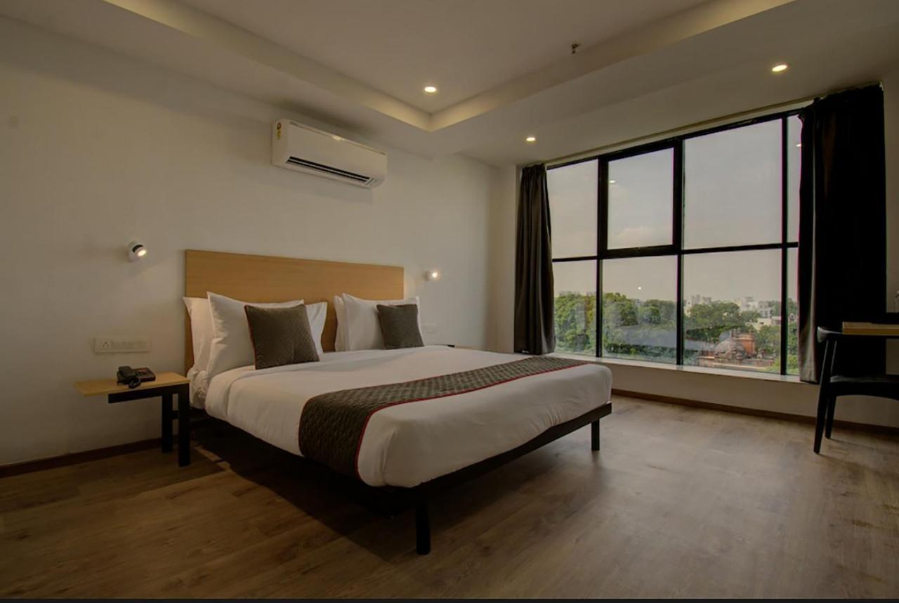 Shagun Hotel Vadodara Exterior foto